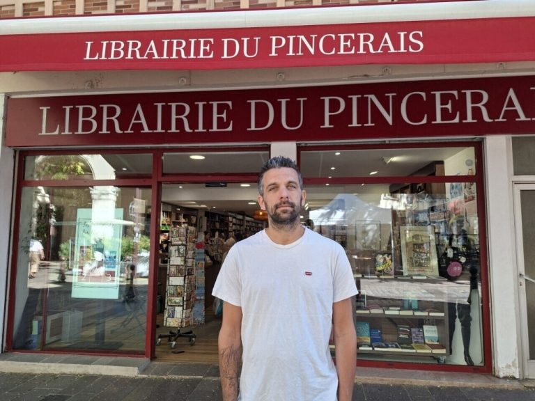 Poissy Bookstore in Crisis After Losing City Contracts