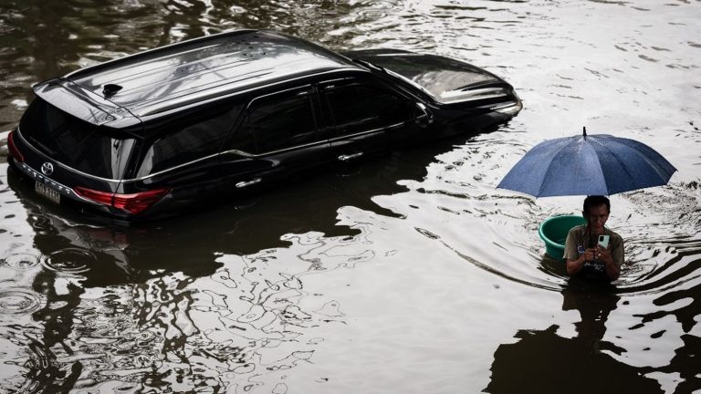 Bangkok Floods: Thousands Evacuated, State of Disaster Declared