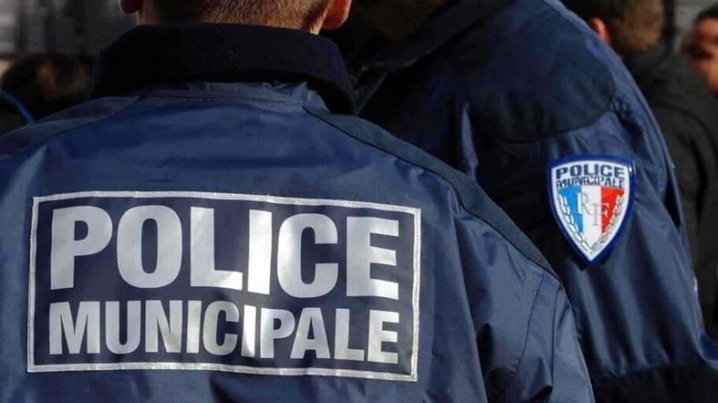 Two Officers Injured in Yvelines Hit-and-Run