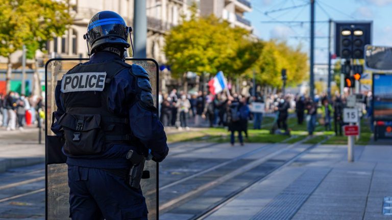 Angers Shopkeepers Prepare to Defend Themselves
