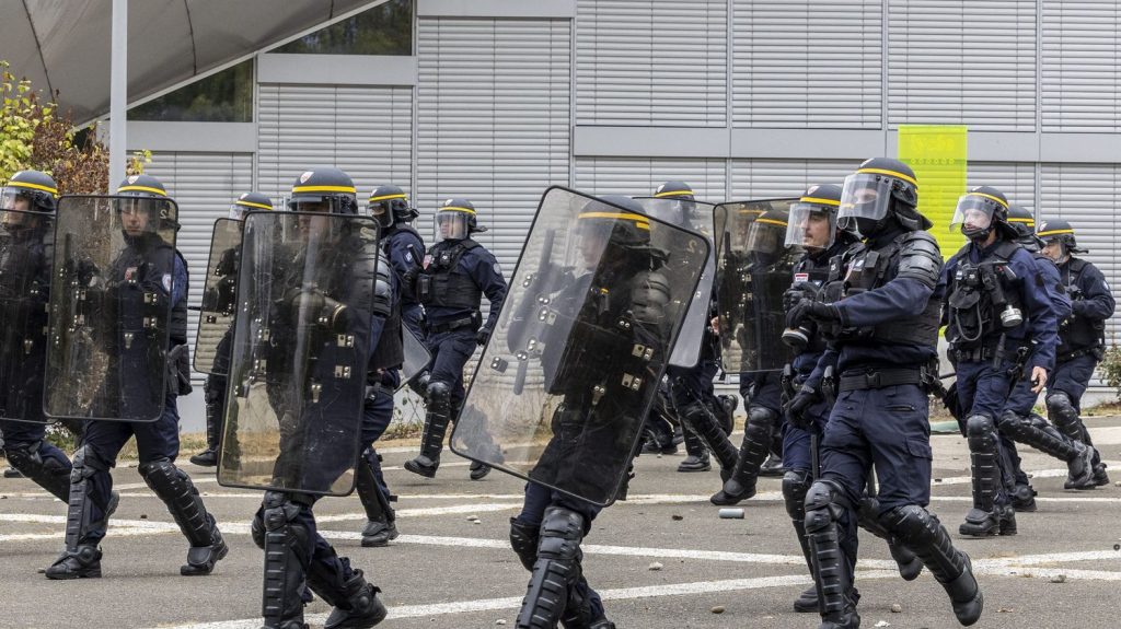 Belfort: Police Car Charges Youths After Projectiles