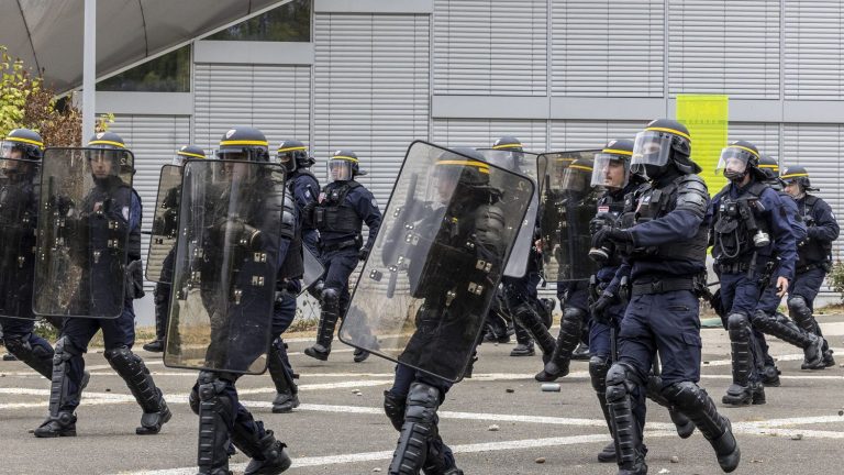 Belfort: Police Car Charges Youths After Projectiles