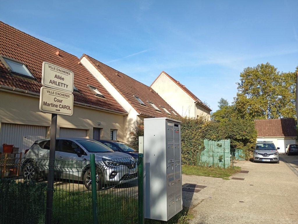 Femicide in Achères: Man Kills Wife, Calls Police