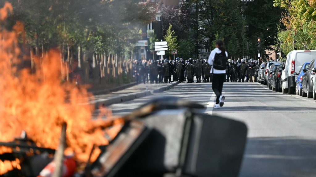 French Students Organize High School Blockades