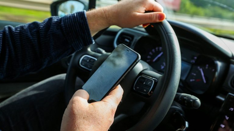 France Suspends Licenses for Phone Use While Driving