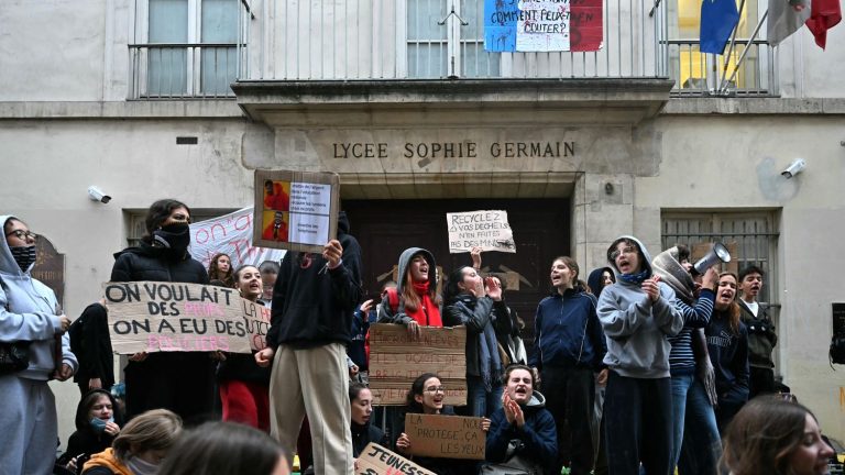 French Middle Schoolers Caught in High School Blockades