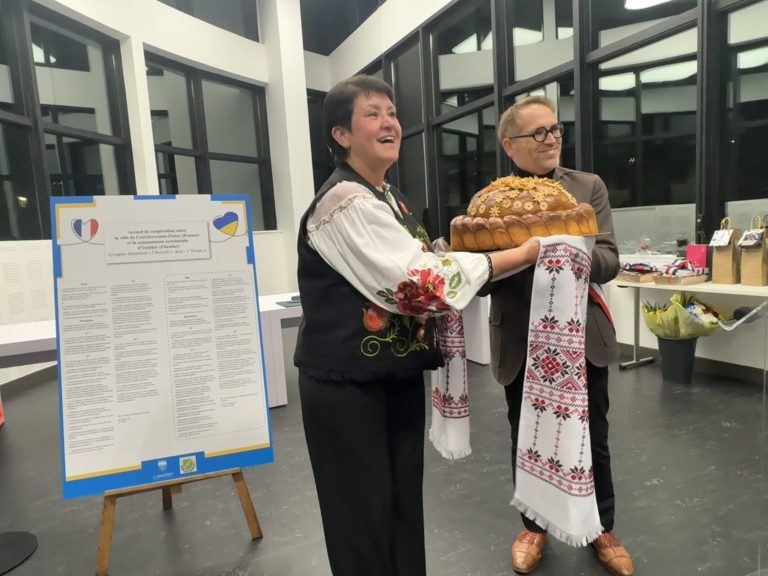 Ukrainian Mayor Signs Twinning Deal With French Town