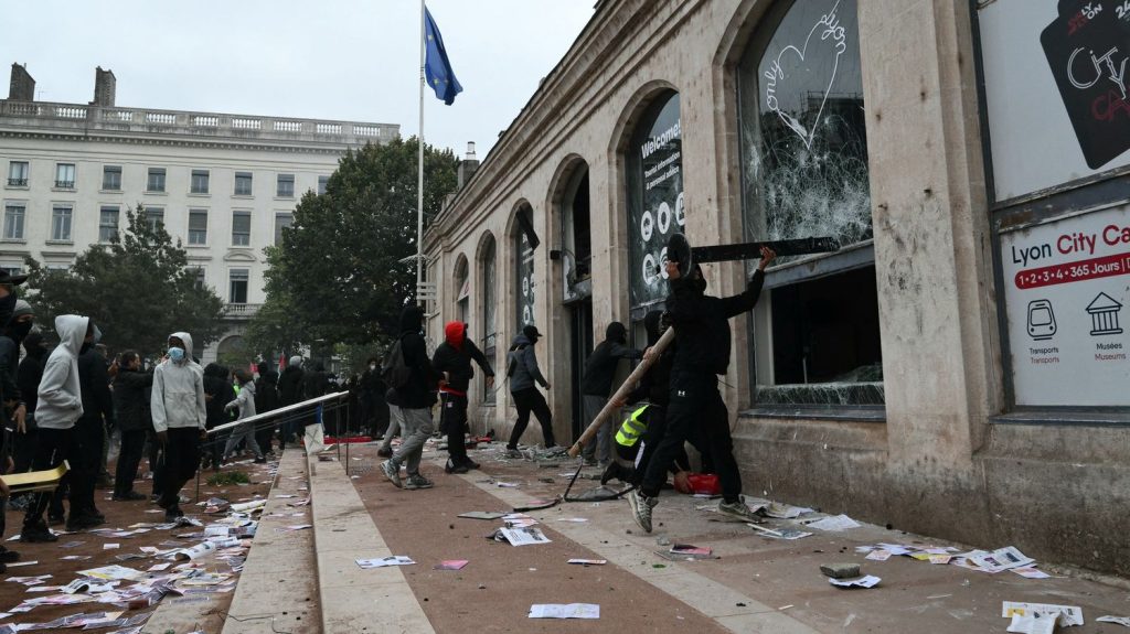 Lyon Chamber of Commerce Helps Riot-Hit Businesses