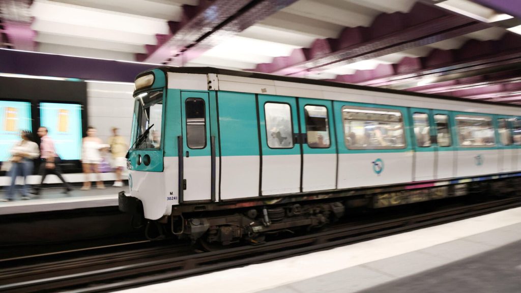Line 13 Disrupted: Signal Failure Halts Paris Metro