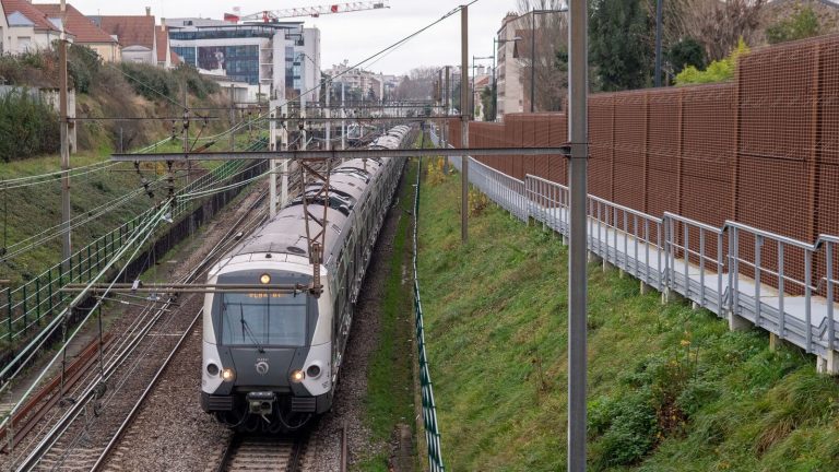 RER A Disrupted: Two Stations Paralyze Western Branch