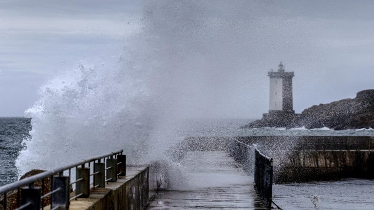 Storm Austen: 23 French Departments on Orange Alert